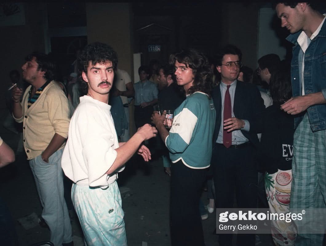 Vintage Cage, 1980er Jahre — Gäste an der Bar