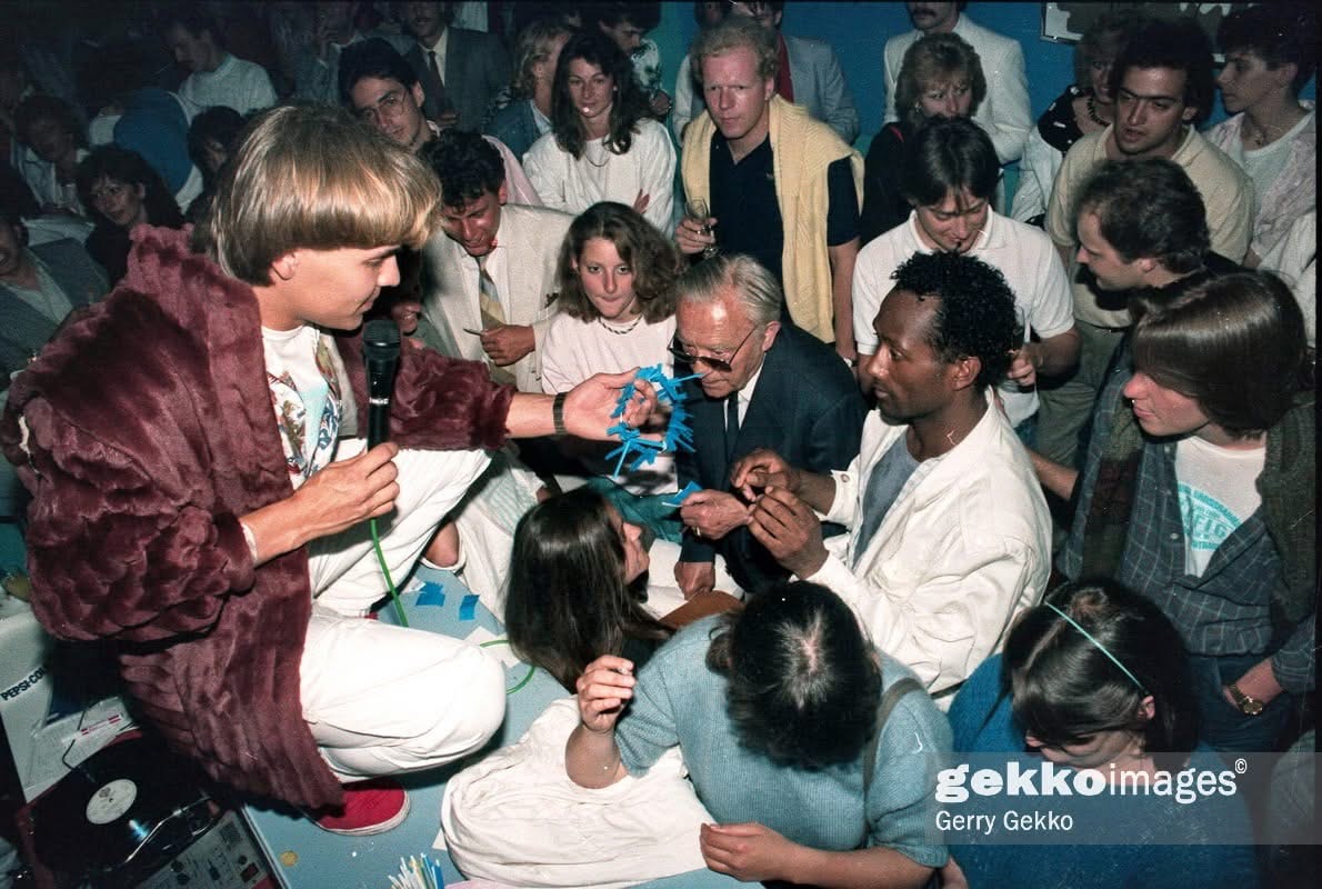Vintage Cage, 1980er Jahre — Gesprächsrunde mit Mikrofon
