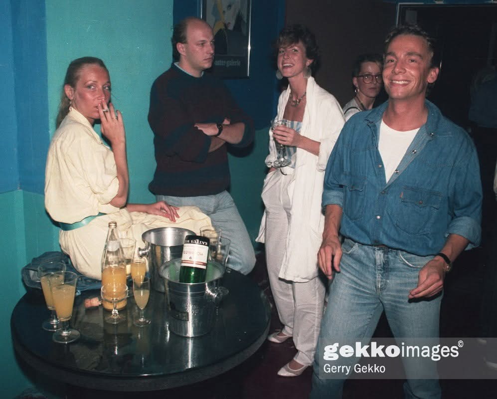 Vintage Cage, 1980er Jahre — Gäste an der Bar