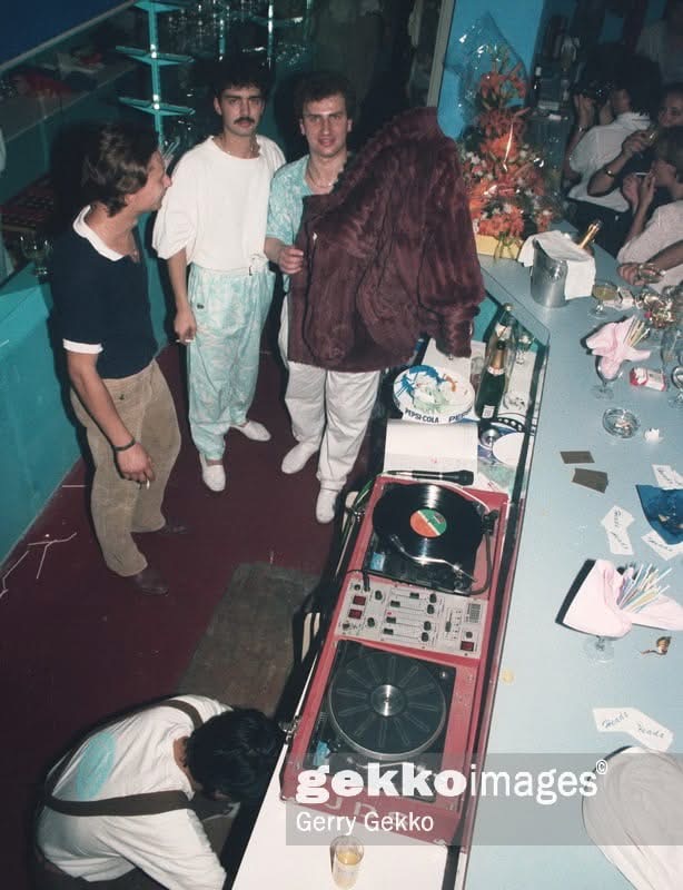 Vintage Cage, 1980er Jahre — DJ-Pult und Gäste