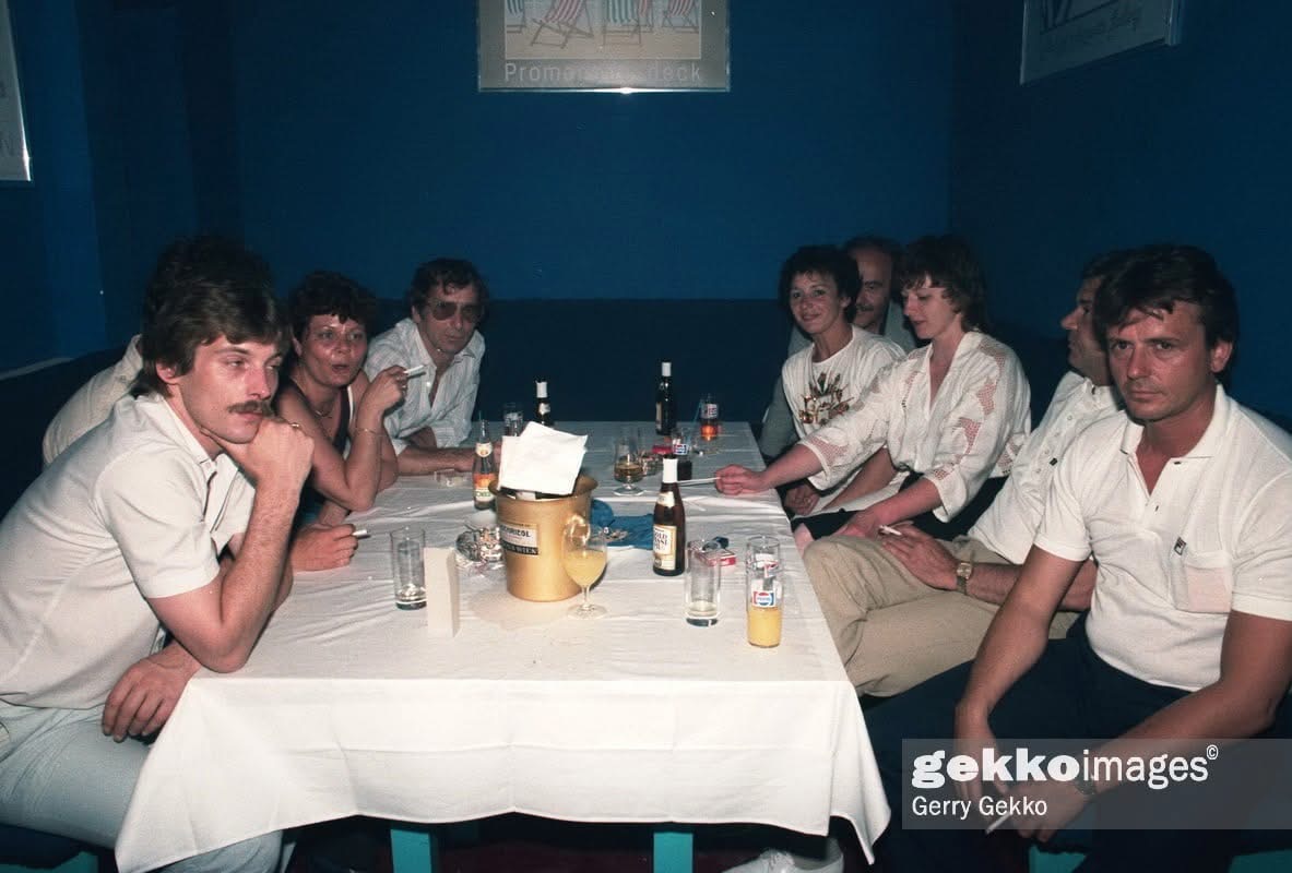 Vintage Cage, 1980er Jahre — Gäste am Tisch