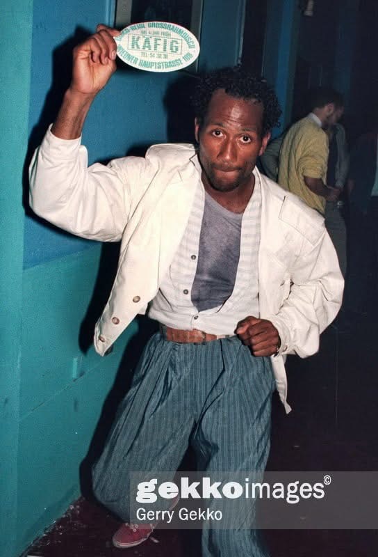 Vintage Cage, 1980er Jahre — tanzender Gast