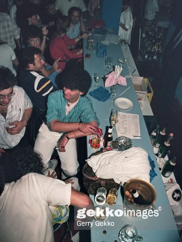 Vintage Cage, 1980er Jahre — Gäste an der Bar