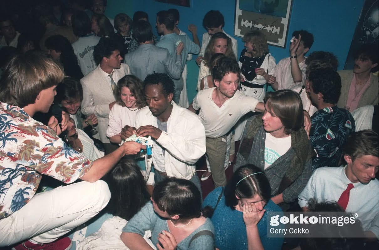 Vintage Cage, 1980er Jahre — ausgelassene Stimmung