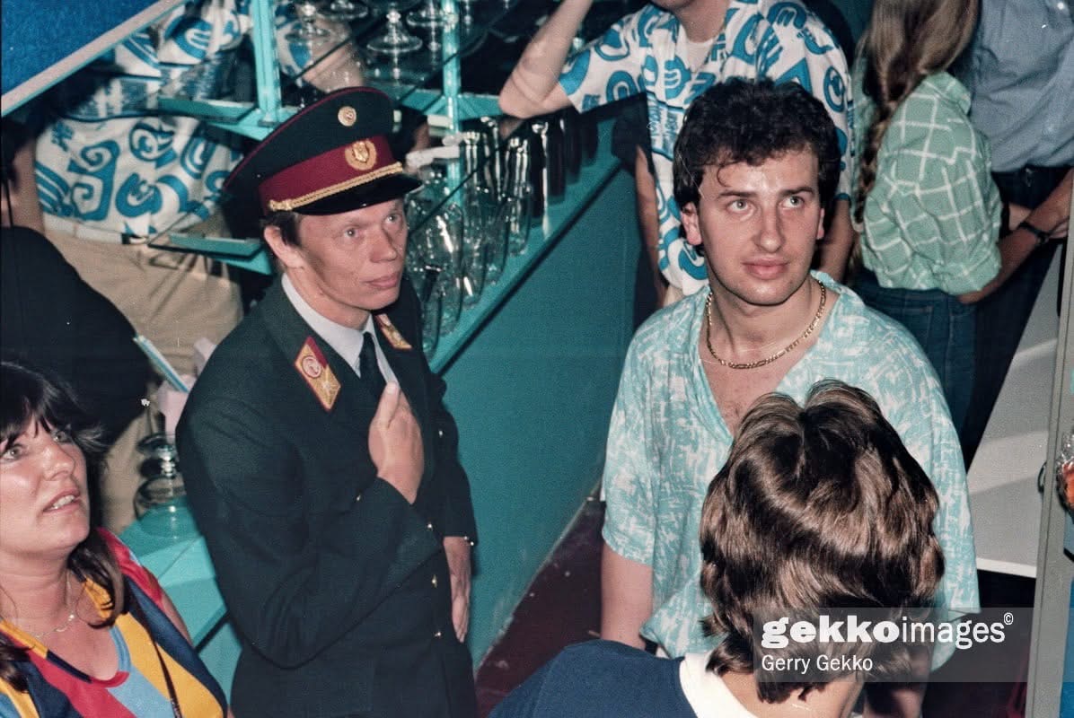 Vintage Cage, 1980er Jahre — an der Bar