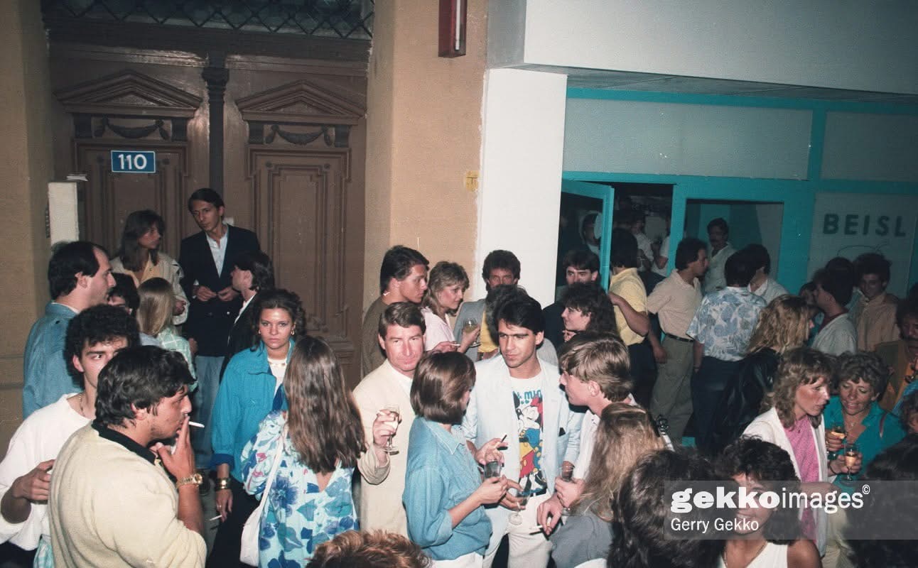 Vintage Cage, 1980er Jahre — vor dem Club
