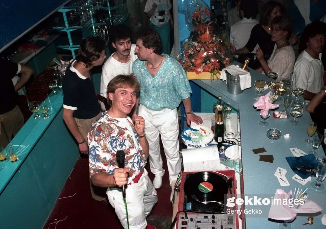 Vintage Cage, 1980er Jahre — DJ an der Bar