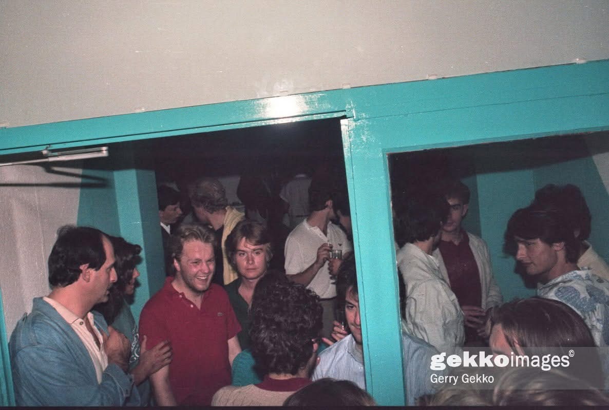 Vintage Cage, 1980er Jahre — Eingangsbereich