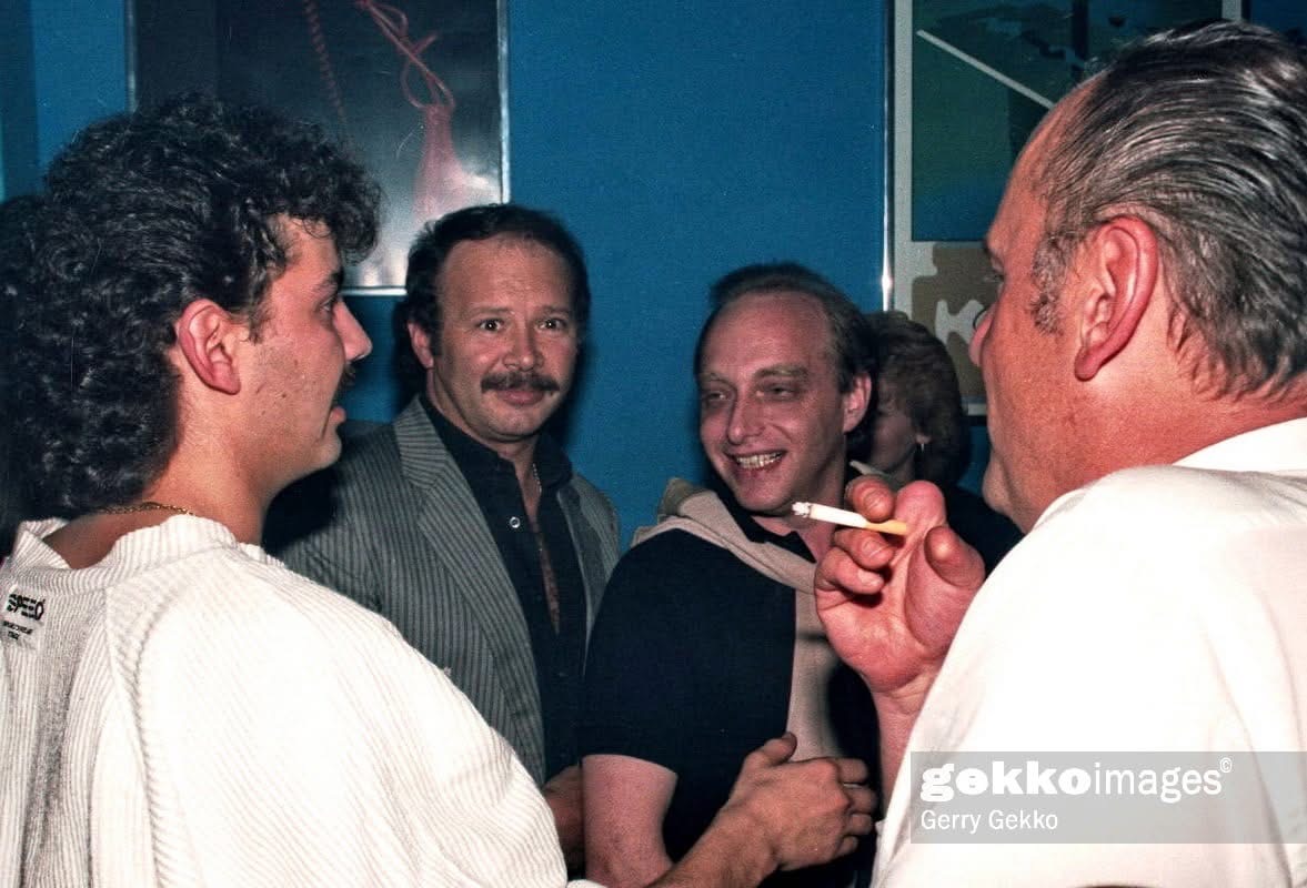 Vintage Cage, 1980er Jahre — Gespräche im Club