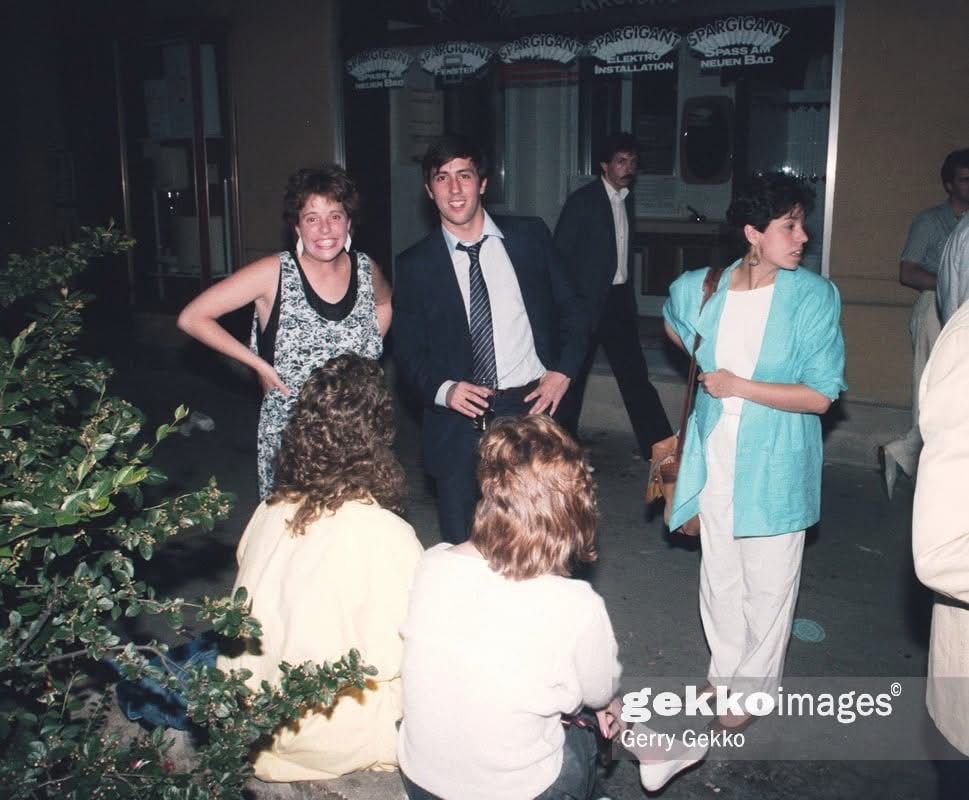 Vintage Cage, 1980er Jahre — Gäste vor dem Club