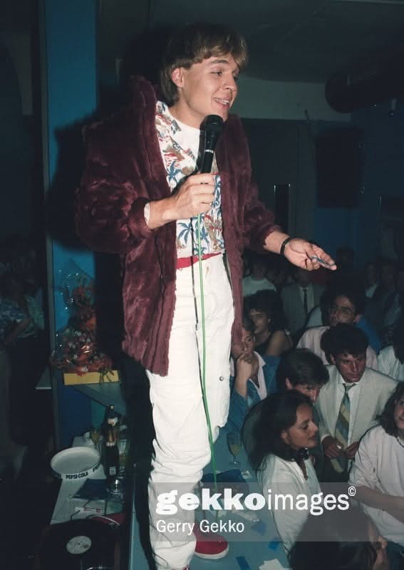 Vintage Cage, 1980er Jahre — Moderator mit Mikrofon