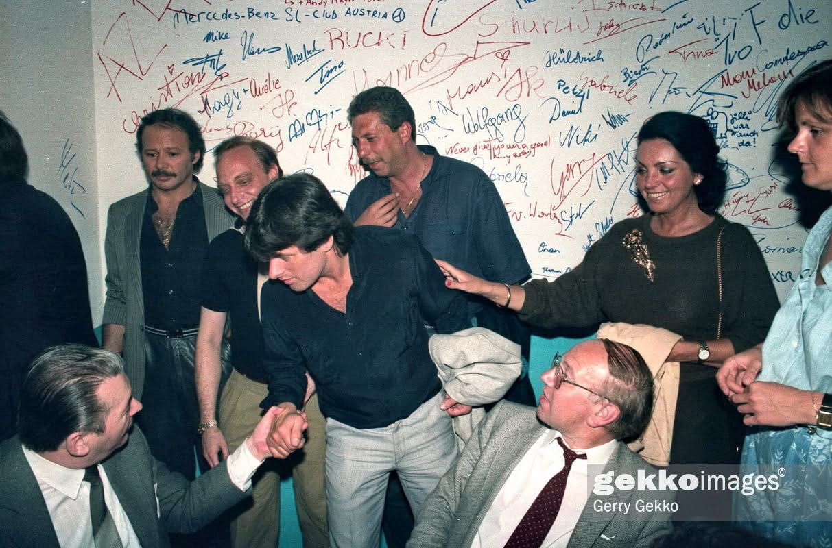 Vintage Cage, 1980er Jahre — Gäste vor der Autogrammwand
