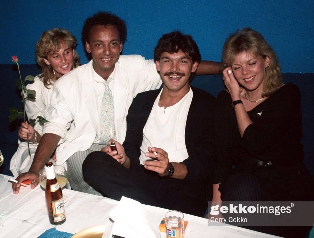 Vintage Cage, 1980er Jahre — Gruppe am Tisch