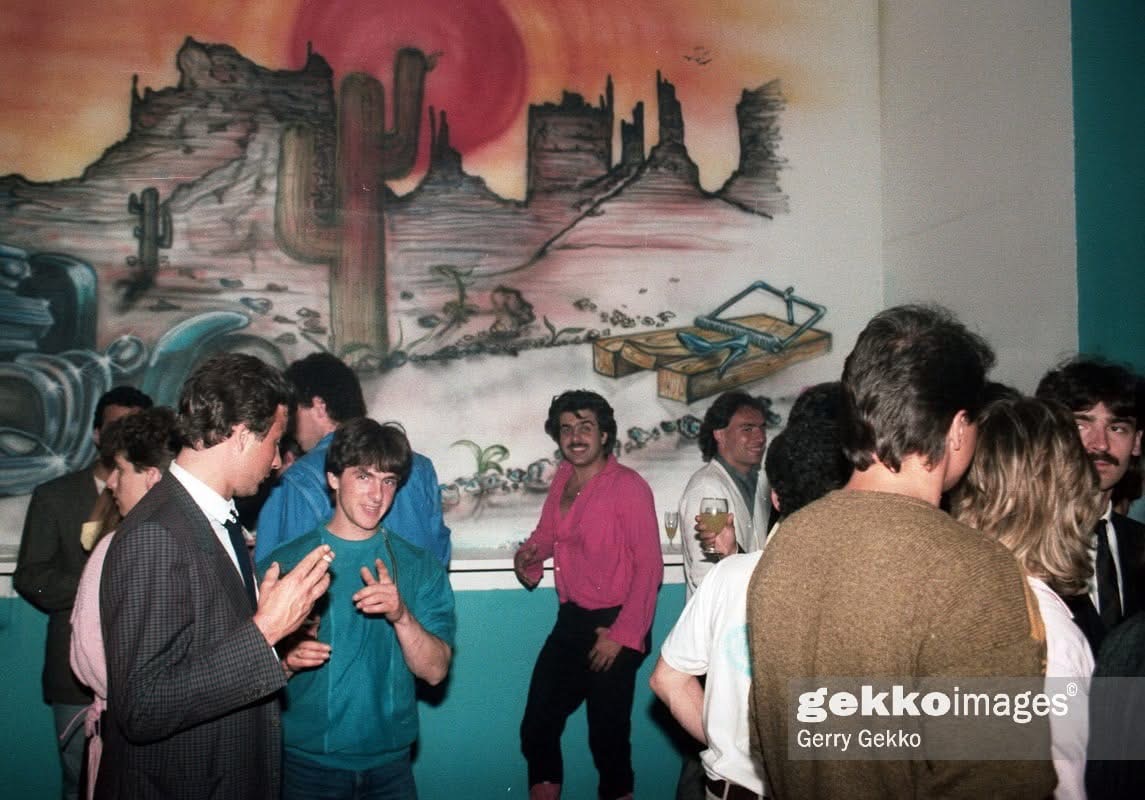Vintage Cage, 1980er Jahre — vor dem Wandbild